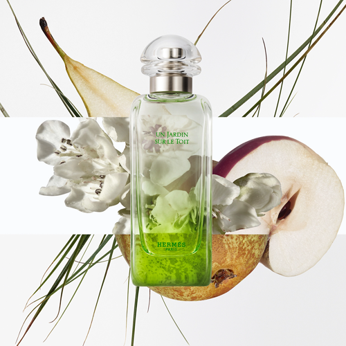 Fragrância Hermès Le Jardins em composição floral com flores brancas e fundo claro.